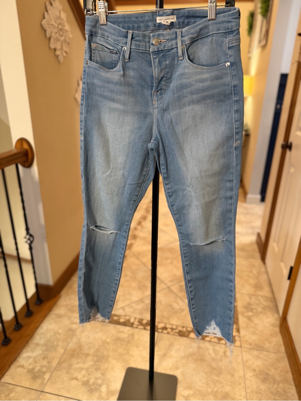 Good American Distressed Skinny Jeans Size 8/29 Cropped Raw Hem Light Wash